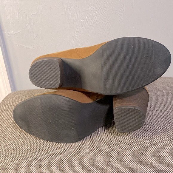 LC Lauren tan suede ankle booties with tassel, size 8 1/2M. - Picture 5 of 11